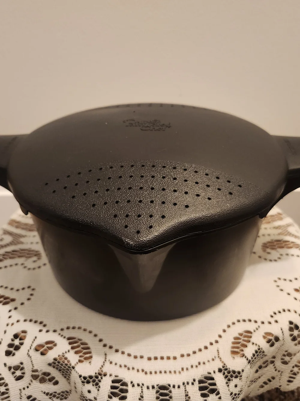 Pampered Chef Large 2 QT Micro Cooker with Built-In Strainer Lid #2778